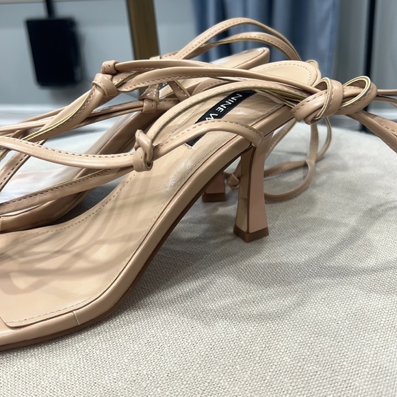 Nine West Yippie 3 Light Tan Strappy Sandals Size 8 - Picture 6 of 8